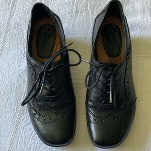 Earth Origins Black Leather Oxfords with Timeless Design